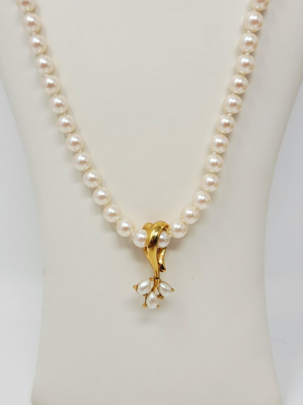 Richelieu Faux Pearl Necklace Gold Tone Drop Pendant Classic Elegant